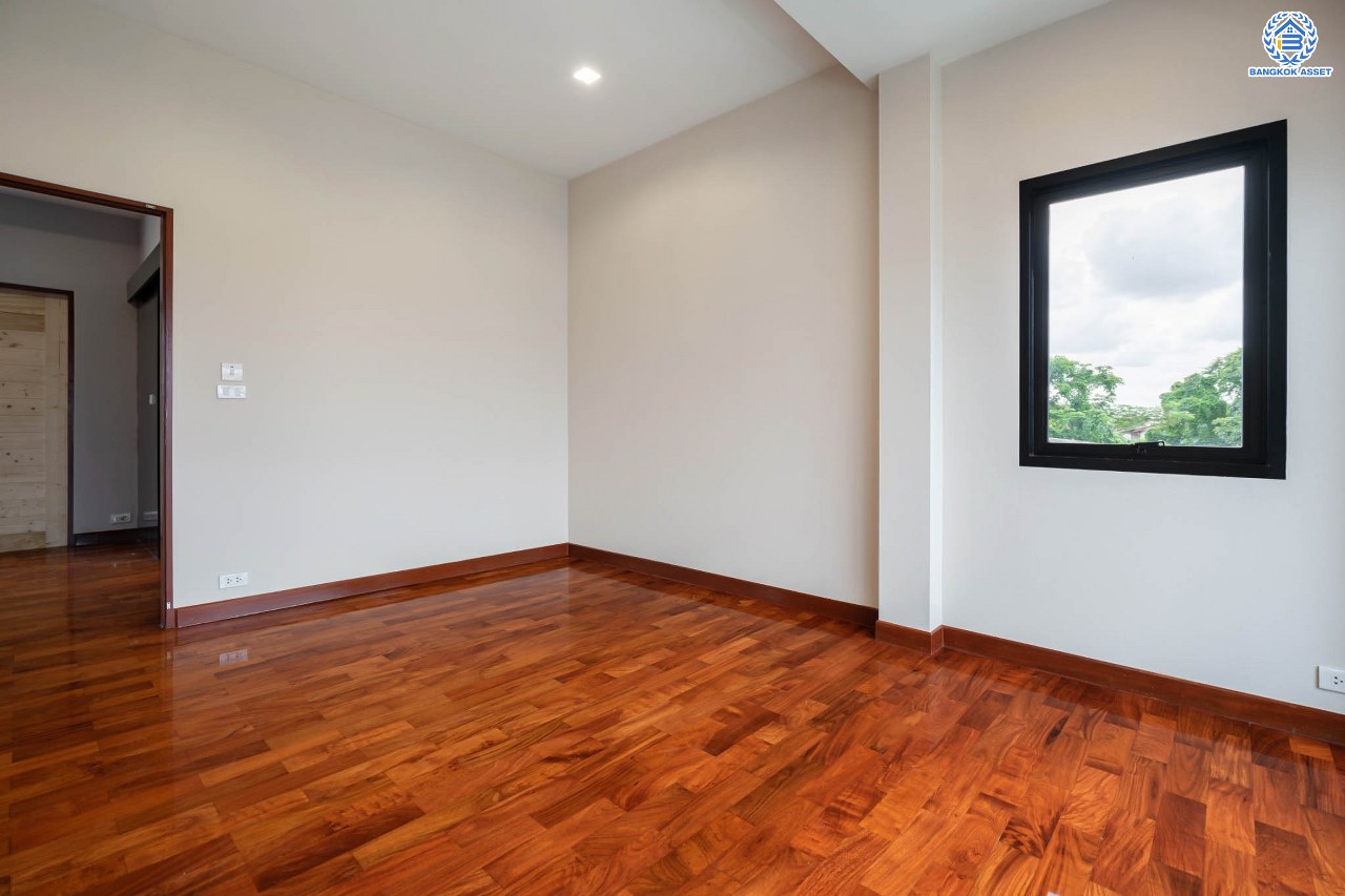 บ้านมือสองตกแต่งใหม่ ม.ซอย พหลโยธิน56 พหลโยธิน บ้านเดี่ยวหลังใหญ่ ภายในตกแต่งหรูหรา บนเนื้อที่เยอะถึง 98.60 ตร.ว. 3 ห้องนอน 3 ห้องน้ำ 2 ที่จอดรถ บรรยากาศเป็นส่วนตัว พร้อมมีสระน้ำในตัว บนพื้นที่กว่า 430 ตร.ม. บนทำเลที่ดี เชื่อมต่อถนน พหลโยธิน, ลำลูกกา, วิภาวดี-รังสิต เดินทางสะดวกใกล้รถไฟฟ้า สถานี "แยก คปอ, คูคต"